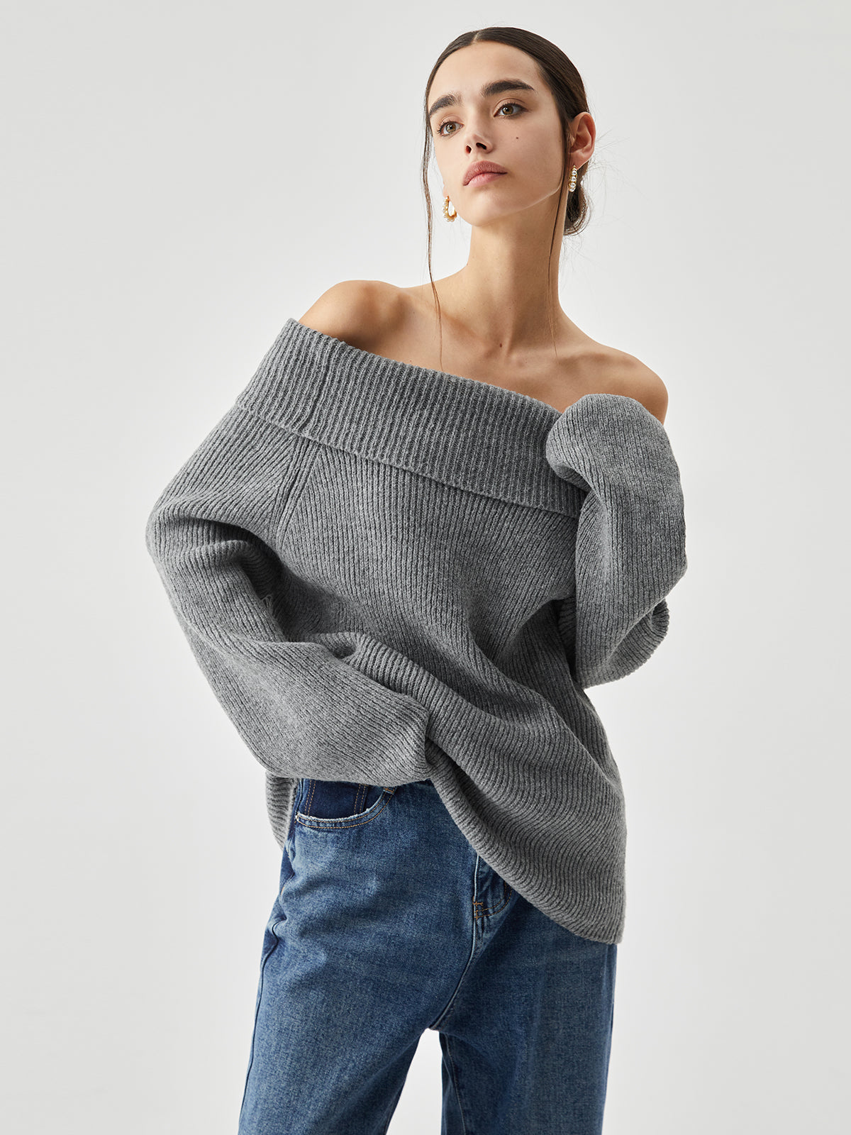 Oversized Overfold off-shoulder stickad tröja