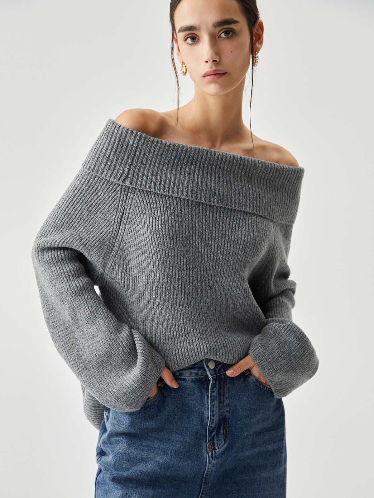 Oversized Overfold off-shoulder stickad tröja